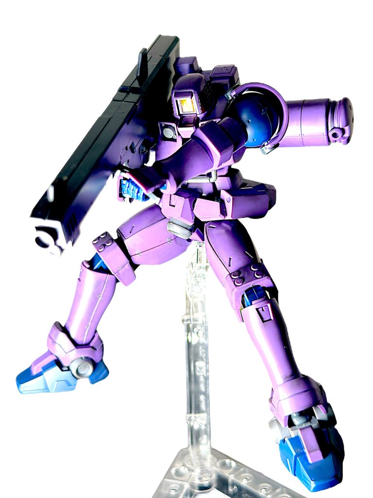 付属の武装種類が豊富で、何を持たせるか悩むほど。まずは、メガビーム砲を持たせたポーズで。この紫の成形色が本当にいい色合いで、アニメの宇宙戦リーオーのイメージ通りです^_^