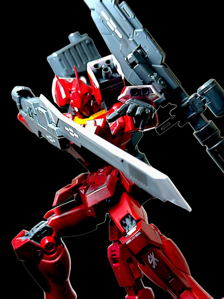 普通に武器を構えさせても、かなりのカッコよさ！ 背中にも武器が背負えるので、本体は細身でスタイリッシュだけど重装備で、そのバランスが非常に魅力的なキットでした^_^