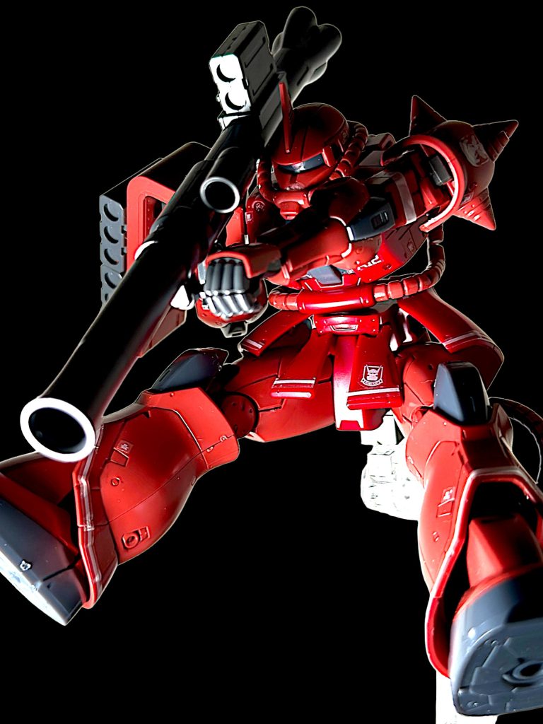 スミ入れ及びウェザリングしています。 組む前にオリジンを見て復習し、シャアが艦隊を次々撃沈させ、バズーカを構えて狙いを定めるシーンを再現。 ファルメル隊仕様のマーキングシールがいい味出しています^_^