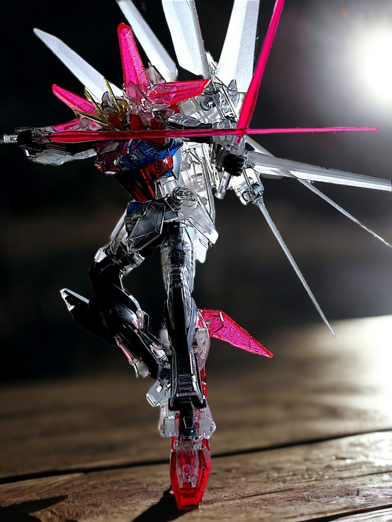 二刀流のポーズ。逆光で撮影し、クリアパーツの透明感を前面に出してみました^_^