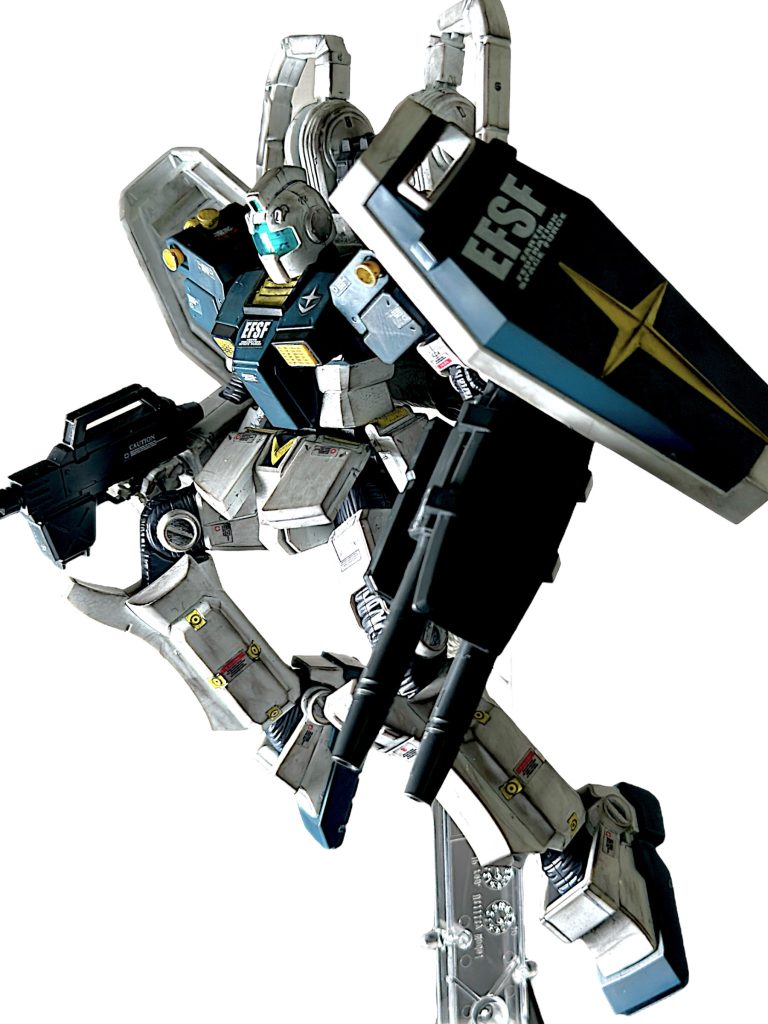 サンボルのキットは作品のイメージがあり、どれも汚しが非常に似合います。バイザーを光らせつつ、関節部のシワも見せるような、細かい光の調整を行なっております(^_^;)