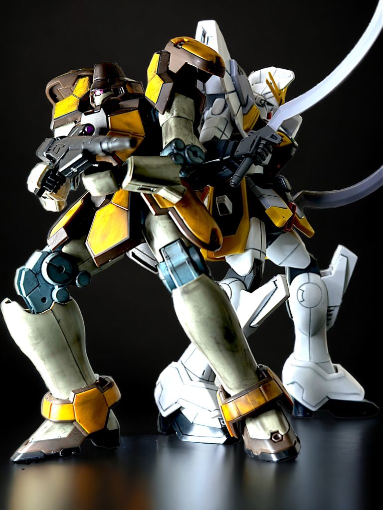 サンドロックと2機並べてポーズ。 マグアナックに背中を任せた！という信頼関係が表れるように、サンドロックの重心を少しだけ後ろにして、2機を背中合わせにしてみました^_^