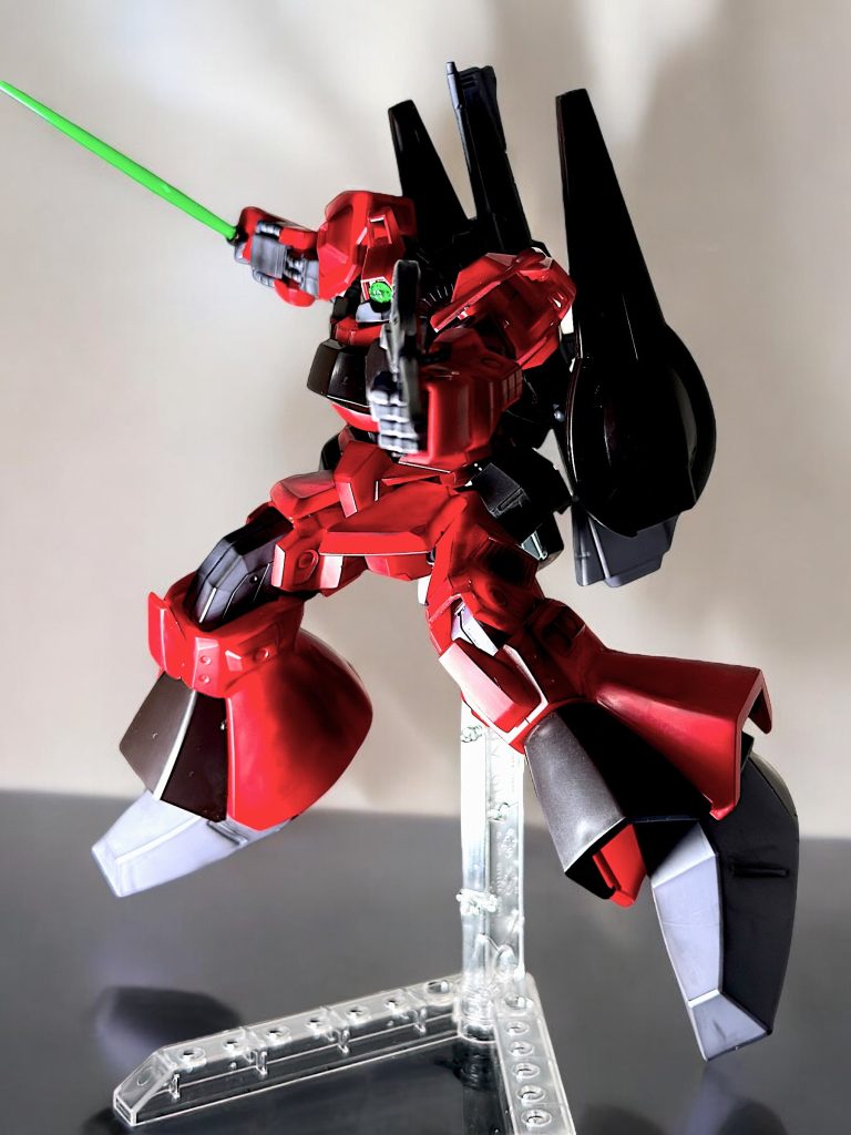 ビームライフルのポージング。 可動域は広くないですが、その中で出来るだけカッコ良いポージングを目指しました。 また、メインカメラが光るようライティングを調整しています。