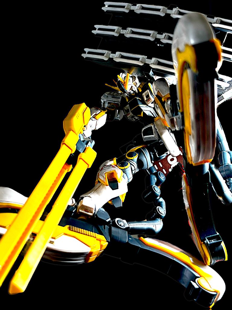 サブレッグに乗った飛行形態。 サブレッグの位置や角度が割と自由に変えられるため、ダイナミックなポーズにしてました。アトラスガンダムの配色、デザインはかなり好みです^_^