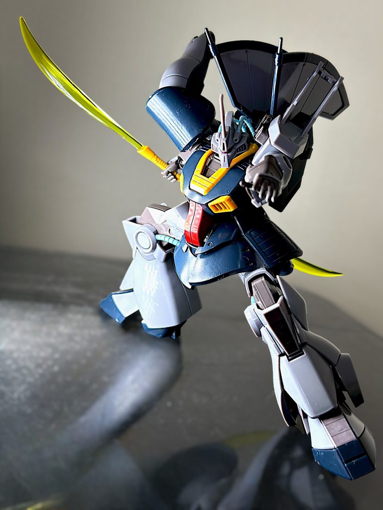 スミ入れ及びトップコートしています。 ディジェは機体が高性能かつ、デザインが完成されているイメージがあり、好きな機体の一つです。ビームナギナタを持たせると、左腕を前に構えたポーズをしたくなります^_^