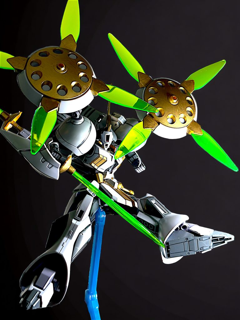 ビームエフェクト装着。 肩のシールドにビームエフェクトを装着すると非常に豪華に。 また、エフェクトパーツは敢えて本体などと重なるように配置し、少し透けて見える部分も楽しめるようにしています^_^