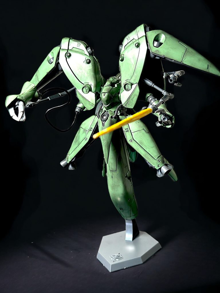 隠し腕展開！ 4本の隠し腕を展開しつつ、付属のワイヤー、ビームサーベルをフル装備してみました。武装も大満足なキットでした。なお、ビームサーベルは色無しなので、黄色塗装しています。