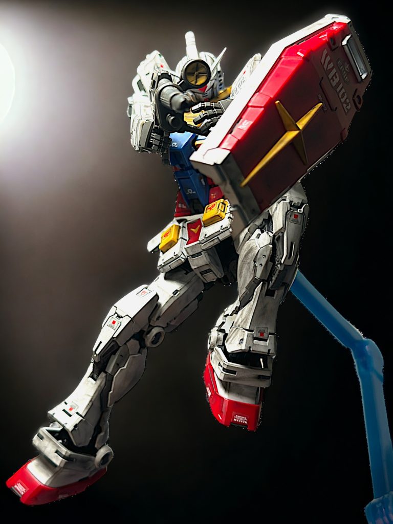 ビームライフルの射撃ポーズ。 ライフルの構えも何なくこなせます。どんなポーズでもカッコよく決まるので、遊びだしたらキリが無い感じの、良い意味で困ったキットです(^_^;)