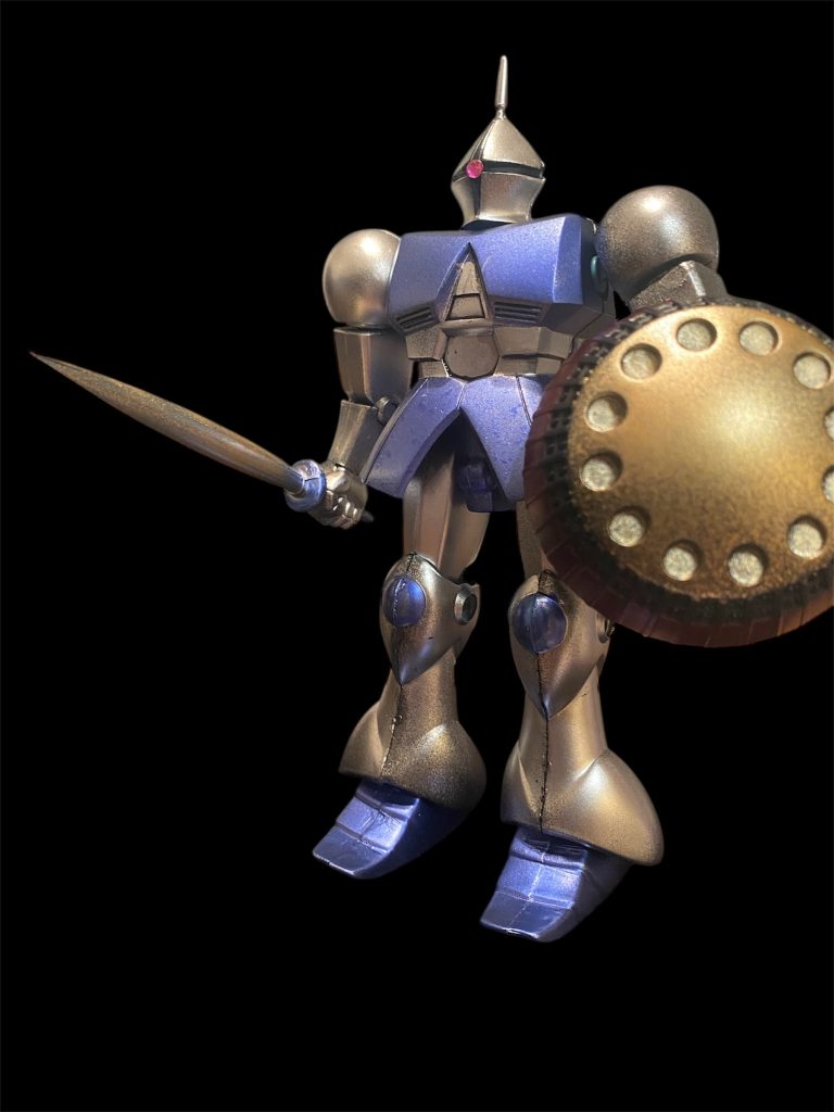 塗装の後墨入れをしています。盾のマスキングが大変でした。