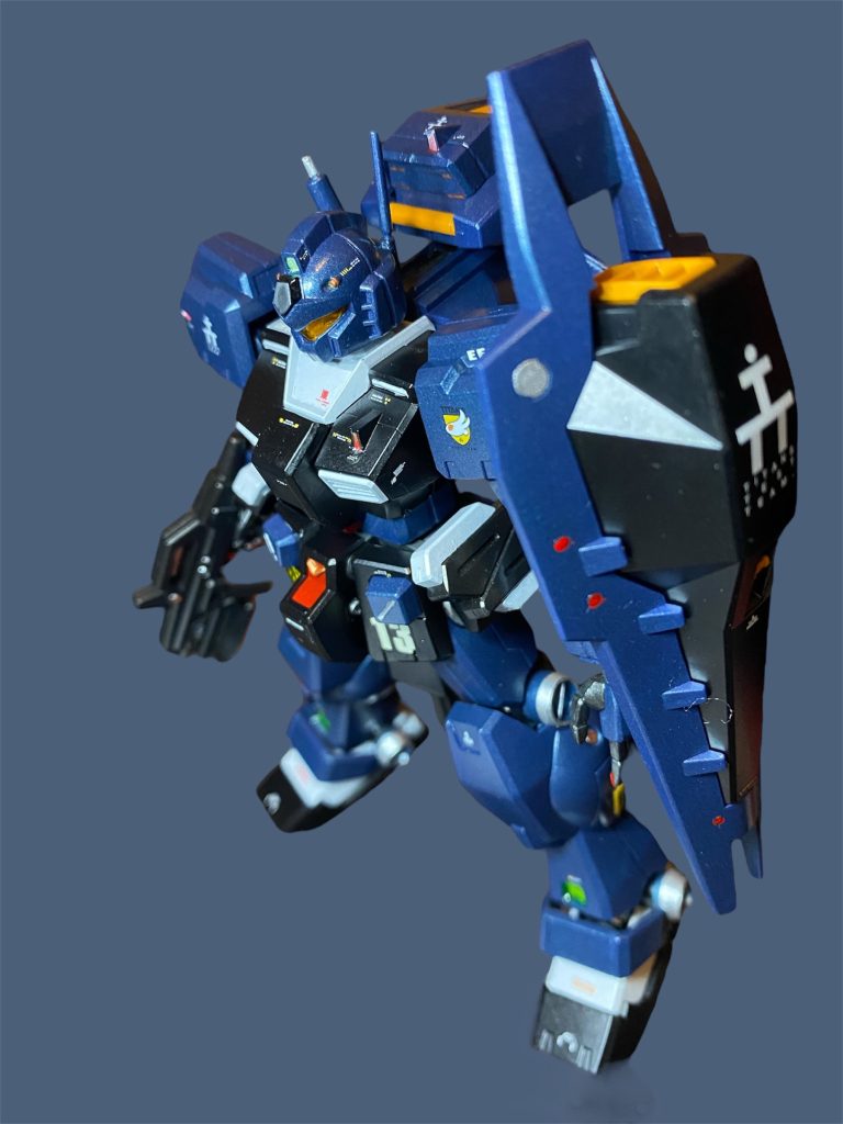 試作兵装シールドブースターの試験中であったティターンズテストチーム所属のジム・クゥエルからブリッジへと緊急通信が入る。どうやら、機体トラブルで間近に居たアル・ギザに着艦したいらしい。「了解、それでは2番機用の侵入用コースから着艦して下さい。モンシア機は着艦シークエンスを中止、コースを譲って指示あるまで現座標で待機。繰り返す、追って指示あるまで待機。」ーーーそんな出来事のあとで、1人だけ待ちぼうけを喰らったモンシアは虫の居所が悪かったのだ。