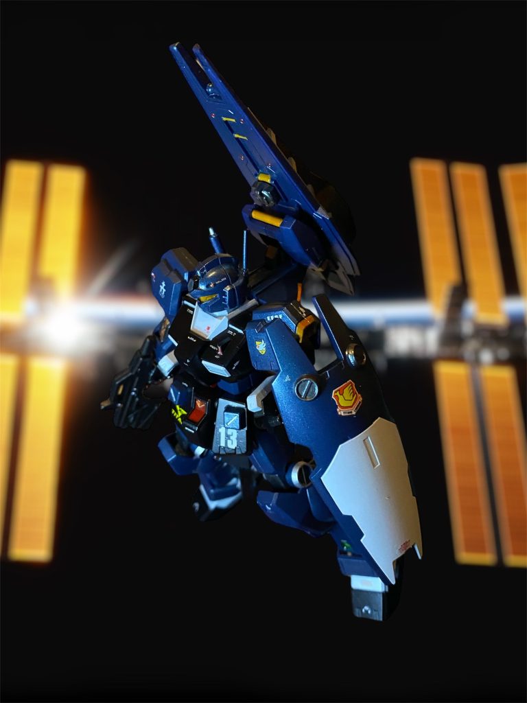 その日、任務を終えて帰投中であったモンシア機の着艦コースに一機のジム・クゥエルが侵入する。「、、、ちら、T3部隊、、、フィー小隊、、テスト中の試験装備とOSのトラブルで母艦まで辿り着けそうにない。緊急着艦を要請する。」