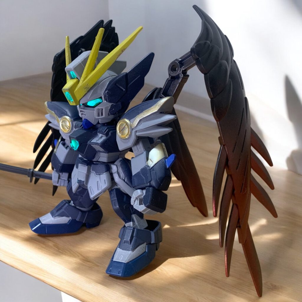 翼も本機同様赤と黒のグラデーションで各部センサーは発光仕様