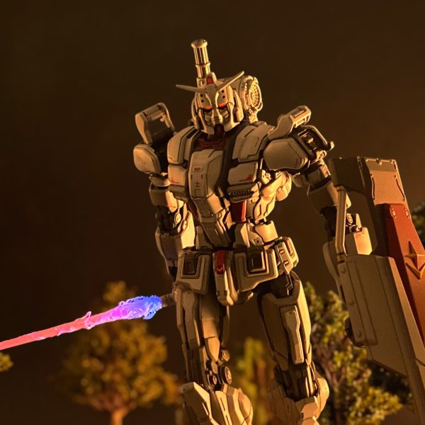 Netflix版ガンダムひとまず完成です。前回のツインアイが写真で見るとどうにも気に入らなくて、結局作り直しました。メインのハンドピースが途中でおかしくなったので、使いづらい予備でもできるベタ塗りにしました。ちょっと物足りなくて、装甲の隙間から覗くパイプ類等を細かく塗り分けてみたら思いの外良い感じに仕上がって満足です😃最初はもっと暗くなるつもりだったのですが、見返してみると印象的なシーンは全部逆光なので、真っ黒にならないよう明るく仕上げてます。デジラマ派ですが、背景ぼかすぐらいで満足するぐらいカッコ良い！😆 けど、デジラマ撮影していきます😁 （3枚目）