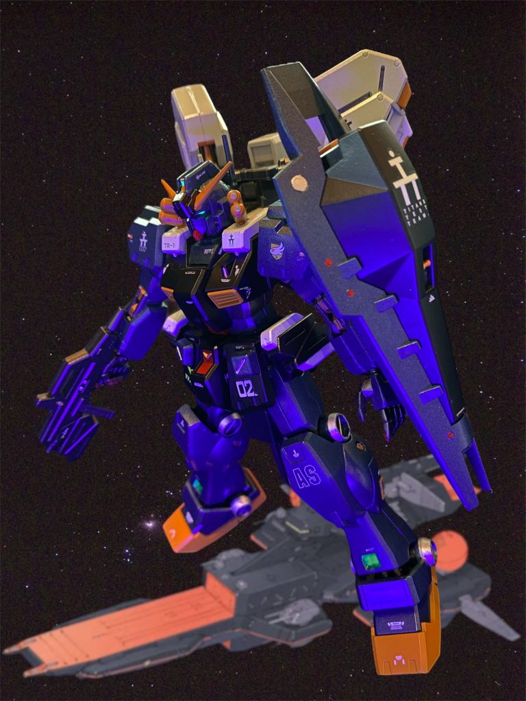 「なーに、また一人で悩んじまってんだ？お前の悪いクセ！」そこにヘイズル改修の期間を利用してグリプス工廠へと技術研修に出掛けていたカール・マツバラ中尉が帰ってきた。「カール、、、いや、俺がガンダムのパイロットになんか、本当に合っているのかって、、」「俺が居ない間に、またそんな事でクヨクヨ迷ってたのか、相棒！？」「そんな事って、、！俺にはっ！」「そうだ！お前にいい土産を見せてやるよ！お前の好きそうなヤツ♪」「ん？、、これは！？」