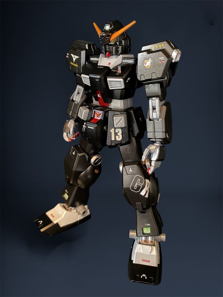 真っ黒なカラーリングだと、ティターンズよりもむしろサイコガンダム感もあり、それもまた威圧感があっていいです。関節は普段はガンメタですが、黒に映えると思い今回はグレーメタリックにしました。クゥエルにとられたアンクルアーマーはやはり見つからないので、ディテールも見えるし、デザイン破綻してないので、あえてのナシでいきましたw