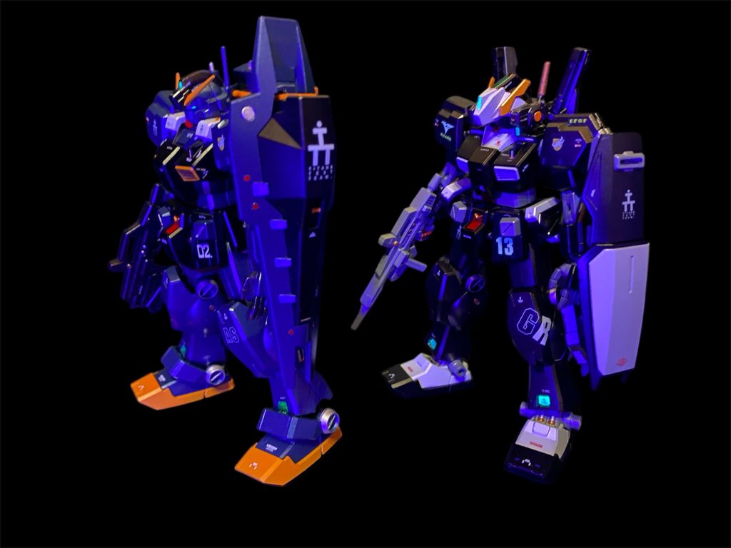 アーリーヘイズルぽい仕様と、光学センサーユニットを着けたケルデルクで。これらのキットの最大の魅力がパーツ互換による組み替え遊びで、TRシリーズの無限のバリエーションを再現出来るってとこだと思うんですが、どの形態でもスタイルの破綻なくキマるのに藤岡デザインの妙を感じました！ストーリーはT3部隊で予備機がヘイズル2号機として再登録されるあたりを、漫画版を久々に読み返しながら妄想して書きました。時系列的にはケルデルクが実際生産されるのはもう少し先、、のハズですが、アーリーヘイズルから派生した機体が異なる開発元でそれぞれ別の進化をとげるという、なんだかダーウィン的感慨深さも感じる位置付けの二機だと思います。昔作ったキットの手直しは相変わらず気を遣いますが、仕上がるとやはり達成感もありますね！このシリーズ、まだ続きますのでどうぞ宜しくお願いします🙇