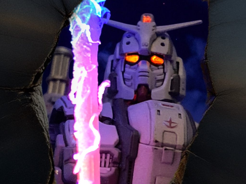 コクピットに響き渡る無数の警告音。裂けたハッチの先に死神が顔をのぞかせる。その手に握られたビームサーベルが出力を上げていった。