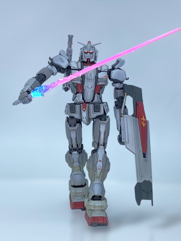 作中で印象的な青からピンクに発光するよく切れそうなビームサーベルに近づけるために、蛍光塗料のグラデに加え、ほぐした羊毛フェルトを纏いつかせてジェルメディウムで固めました。想像以上に強そうでお気に入りです😆