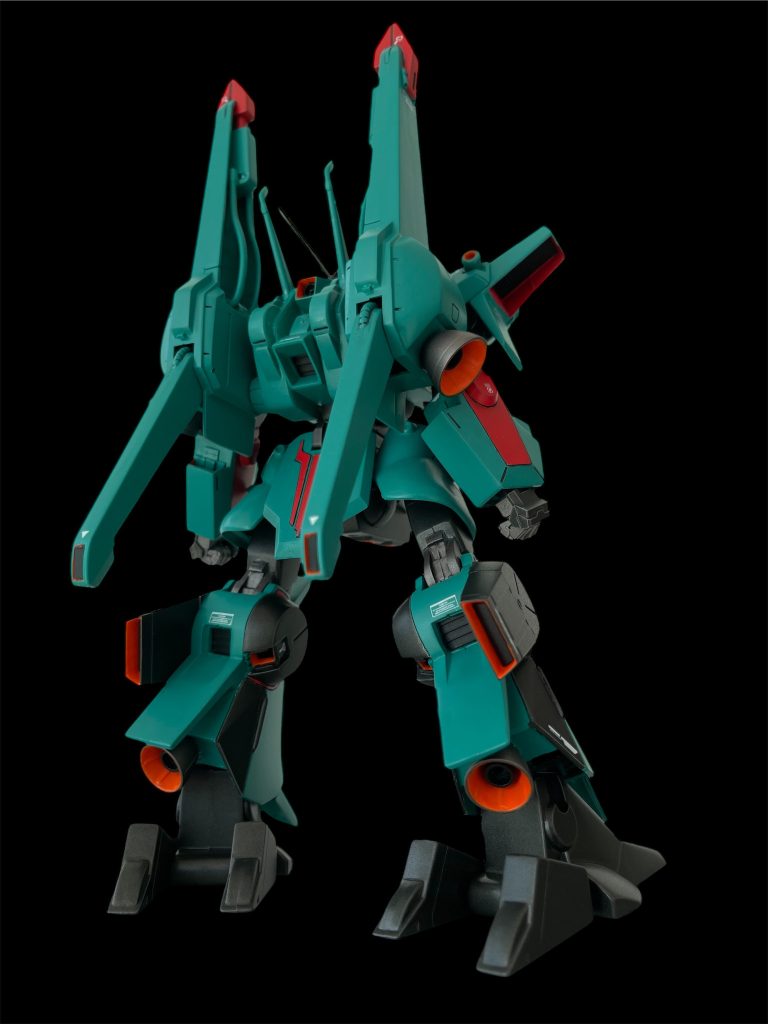 背中や脚部などの大きなバーニアは、内側を全てオレンジ一色で塗った後にジャンクパーツの小さなバーニアを黒く塗装したものを内部に取り付けています。同様に各所にあるスラスターも、黒く塗ったプラ板を最後に貼り付ける事でマスキングによる塗り分けの手間を省いています。