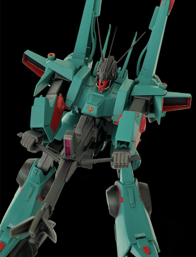 肩周りはモナカ×三重構造になっていたため、肩パーツはHGドーベンと同じ挟み込み仕様に改修しました。