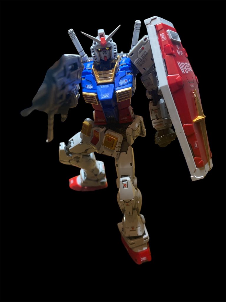 付属のシールを貼ると目が光ります。