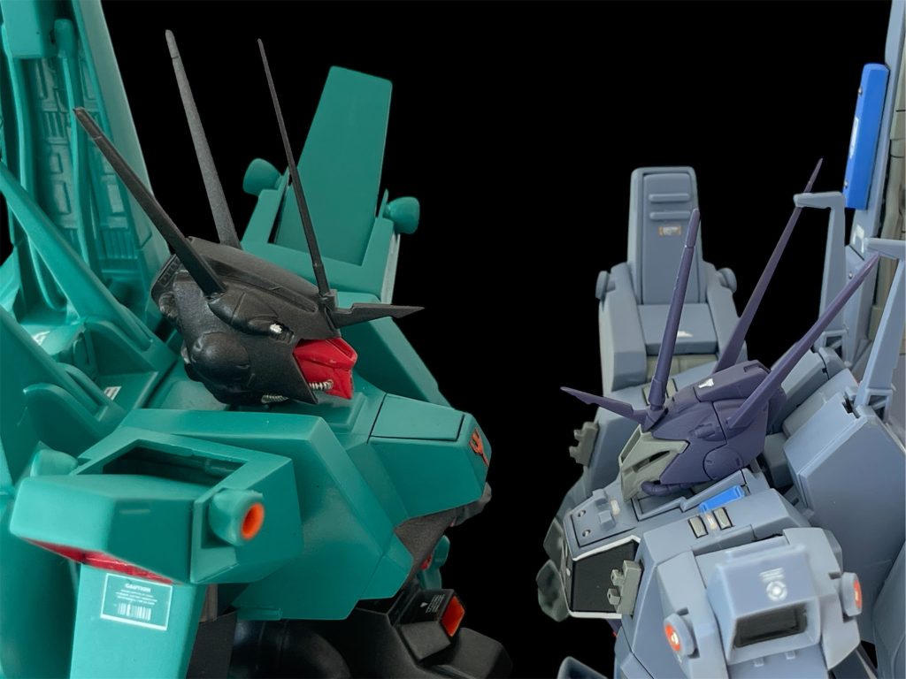 このボリューム感の違い!旧キットの方が迫力がありますが、HG版のスラッとした体型も私は好きです