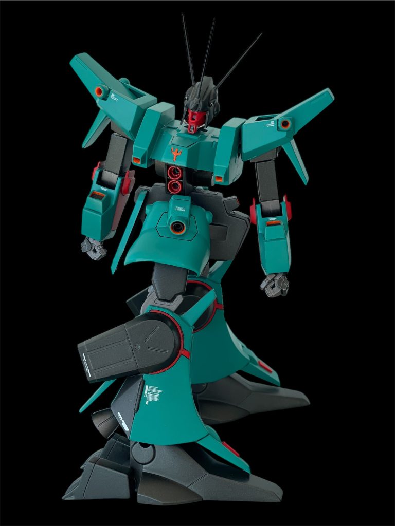 胴体は切り離し、ポリキャップにより腰を回転できるようにしました。胸部メガ粒子砲はモールドが入ってなく寂しかったので、ジャンクパーツのバーニアを赤く塗装し接着しています。