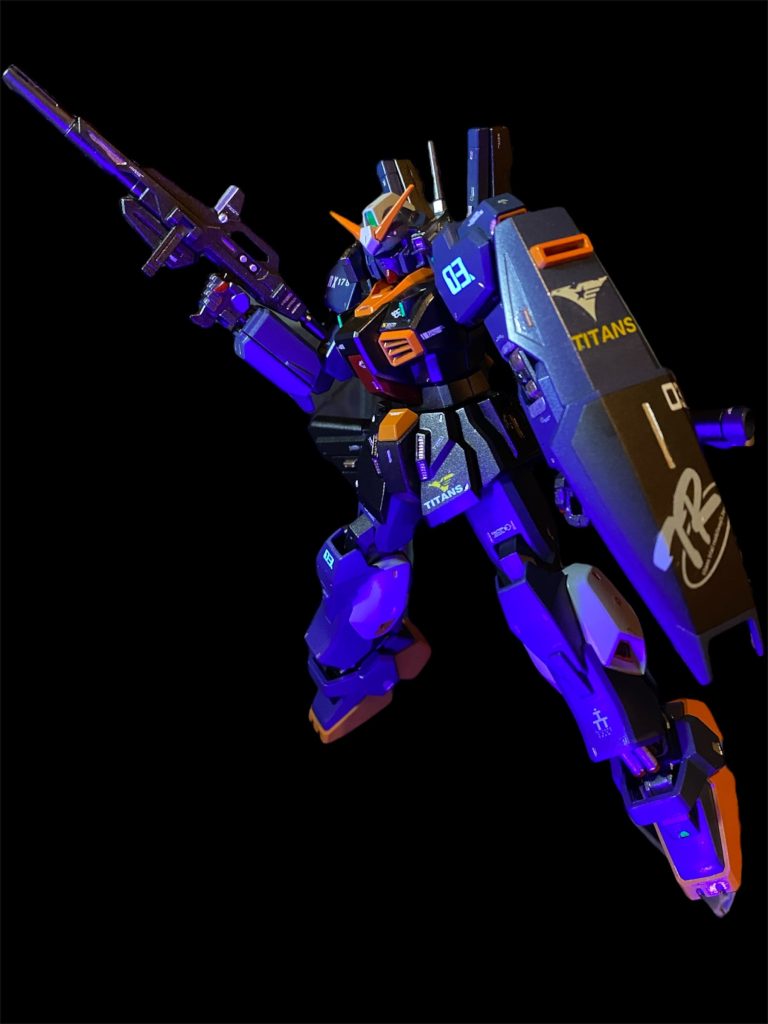 可動の進化は圧倒的にrevive版で、めちゃくちゃ動きます。表情も付けやすいです。足首の二重関節とかシリンダーがよく見えてカッコよかった👍