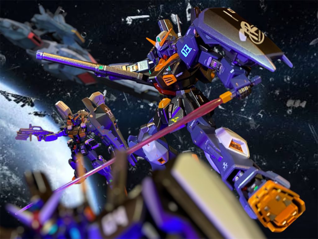 訓示を終えたバスクはジャマイカンと共に部屋をあとにする。「お見事でした!大佐!しかし、身内であるティターンズ隊員に、ましてやテスト小隊の仲間にまで真実を伏せなければならないとは、、、ジャミトフ閣下直属の特殊チームに転属とはいえ何ともすっきりしませんなぁ。」「完成した試作機のうちの一機を優秀なテストパイロットと共に早急にブラック・ヘアーズに回せと、閣下自らのご指示なのだ。ヤツらは本当にこの私ですら得体が知れん。我々にとっての不都合は全てヤツらによって漆黒の闇に葬り去られる。ティターンズの“暗部”なのだ。」同じ頃、ガンダムマークⅡ4号機を搭載したダマンフールは密かにグリプスのドックを出航する。 その光をグリーン・ノアに住む一人の少年がふと目にしていた。。。