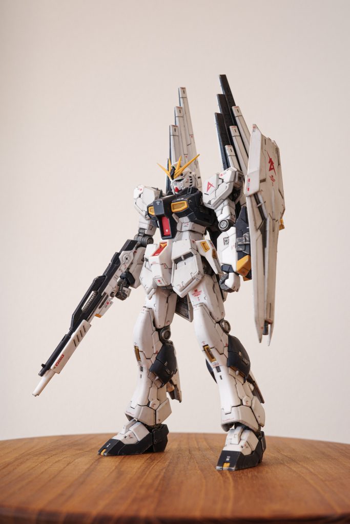 ディスプレイするときの重心が偏らず安定するという恩恵もあります。笑