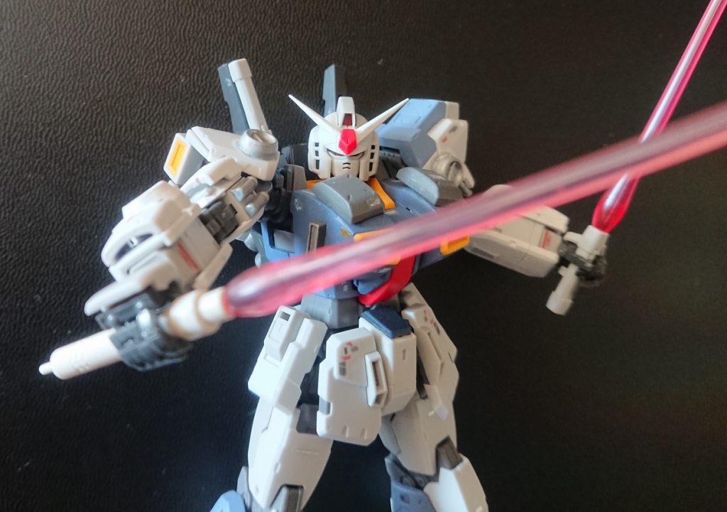 ハイパーサーベル(右手)はMGガンダムのサーベルです。非使用時はお尻のバズーカラッチにマウントしてます。