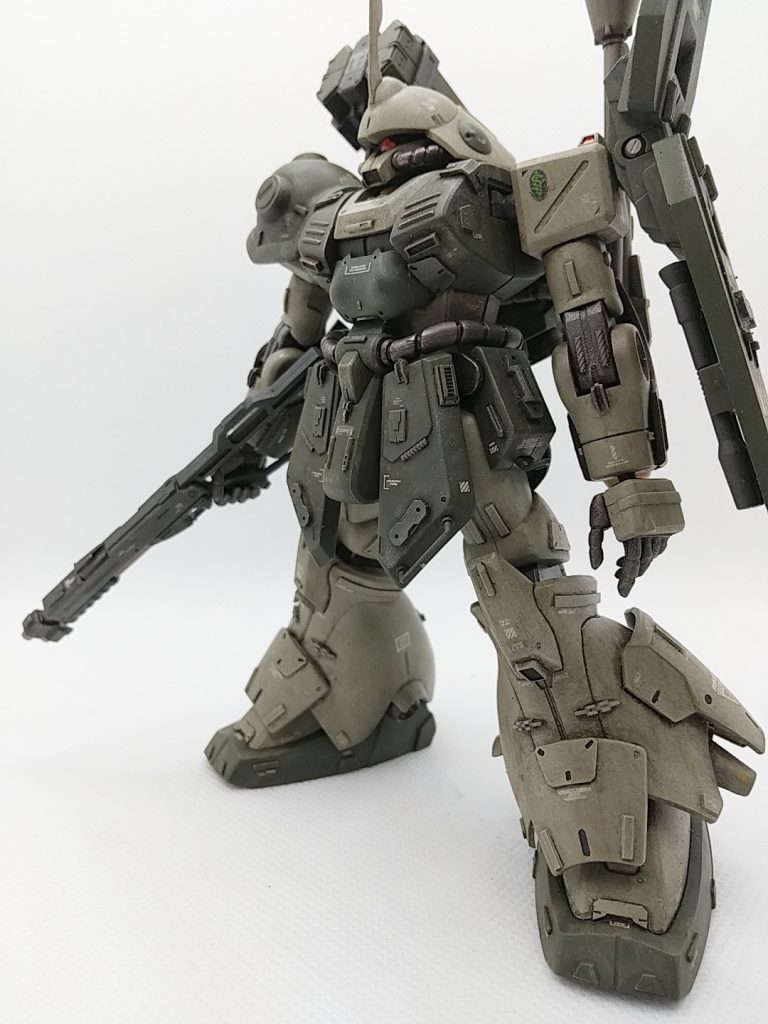 薄いグリーンは灰緑色、濃いグリーンはNATOグリーンの缶スプレーで塗装しました