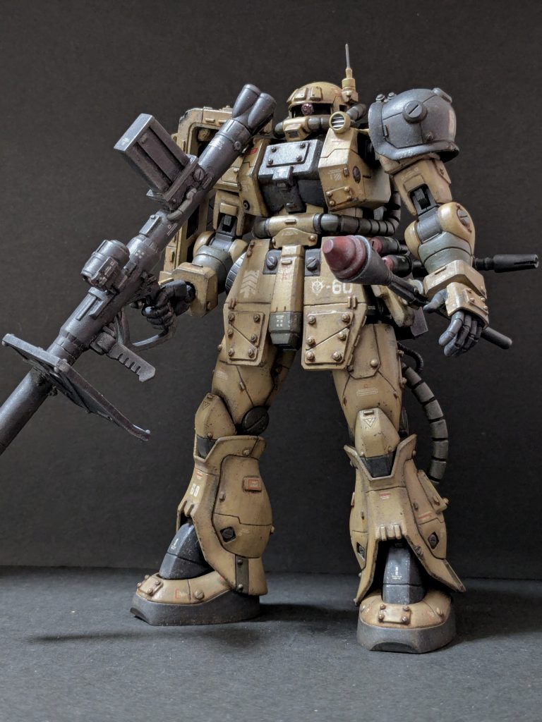 【正面】デザートカラーにして強めのウェザリング。いつものようにリアリティ追及です。胸板を厚く、脚は股関節で数ミリ延長、フロントスカートは股関節を守るために大きめに。