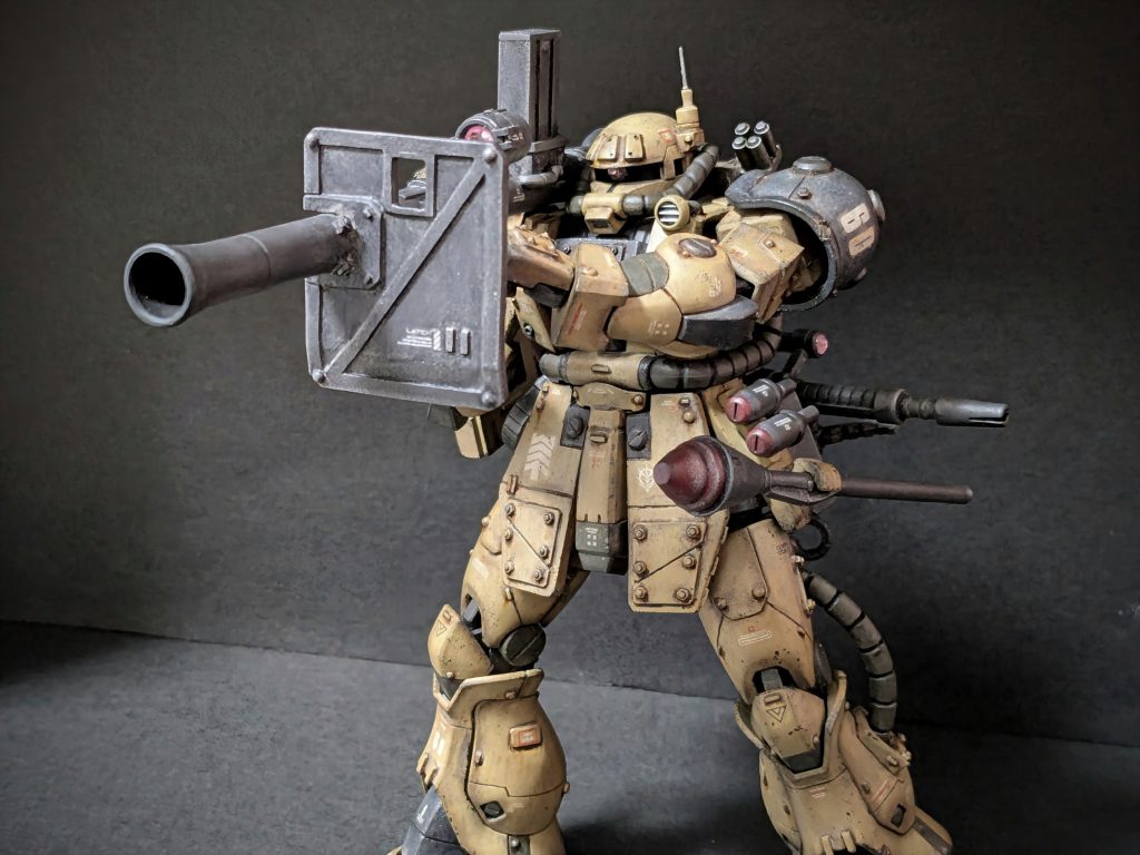 バズーカ構え。