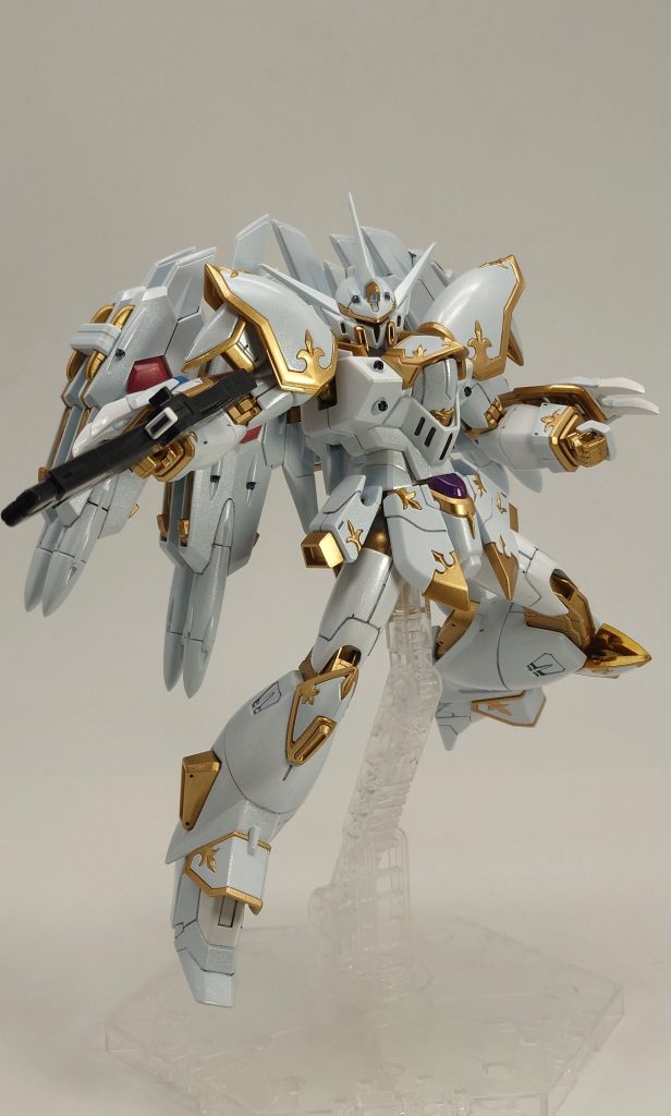 ゴールドは個人的に大好きなスーパーリッチゴールド。こういうデザインの機体にピッタリの高貴な仕上がりが最高です。メインカラーはパールホワイトと、パールホワイト/アイスシルバーの2色にしましたが、あまり差が出ませんでした。