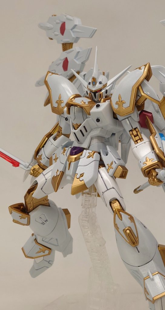 シャープ化はアンテナ、マスク、対艦刀、クロー、サハスラブジャなど。肉抜き埋めはアンテナ、クロー。合わせ目は目立つ肩部と脛部をマスキングで処理しました。胸部、頭部、ビットのバルカンは全て開口しました。