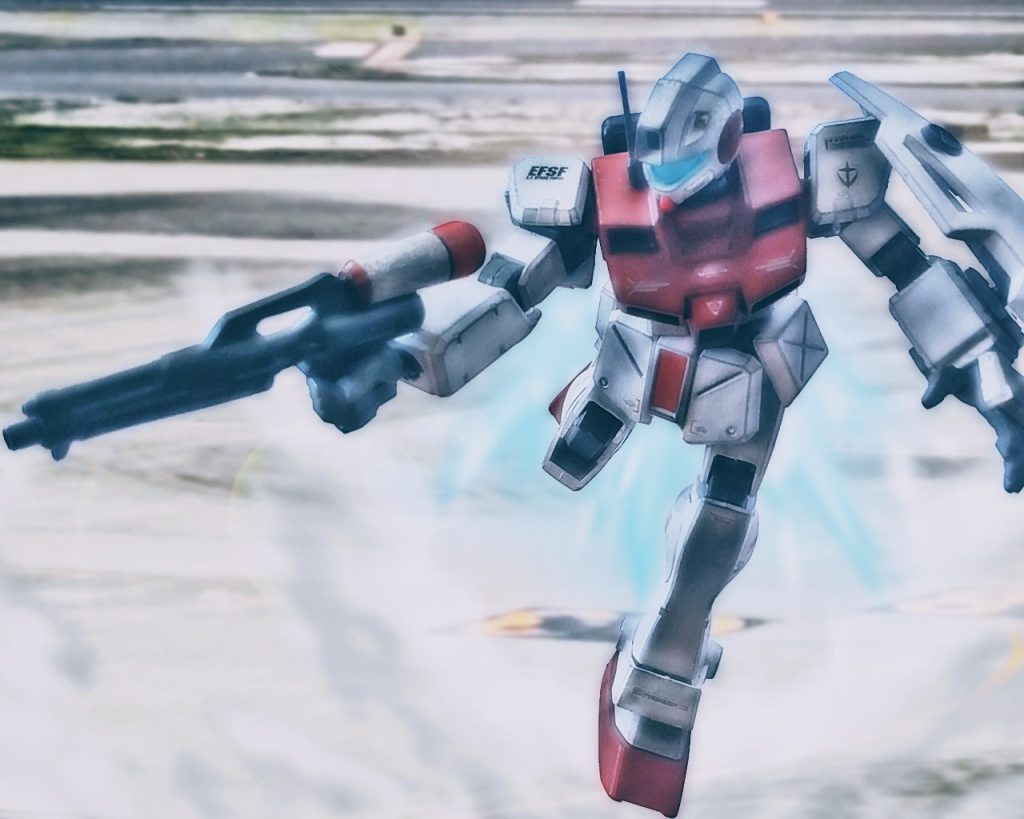 「ここで真打ち登場ってな」フォルド・ロムフェロー中尉のジムコマンドはブースターで高く飛び上がると、敵機の上からビームガンを構える。自機から一番近いグフに狙いを決めると可能な限りの連射でビームを放つ。するとビームはグフのメインカメラを潰し、脚部にもヒットする。脚をやられたグフは片膝を着くと、再度立ち上がろうとするが、バランスを崩し倒れ込んでしまった。「よっしゃ!撃墜1!」フォルドはグフを行動不能にすると意気揚々と着地する。「フォルド、無駄弾を撃ちすぎだ!」後から追いかけるルース・カッセル中尉はそんなフォルドを窘める。「倒せば良いんだよルース。そんな細かい事、気にしてたら禿げちまうぜ?」「五月蝿い!シングルコンバットじゃないんだ!敵はまだいる!弾は大事にしろ!」「へいへい、分かりましたよ」フォルドのMSパイロットとしての腕は確かだが、いかんせん軽い性格に難がある。対するルースは元戦闘機パイロットで実戦経験もあり手堅い性格だ。水と油の様な2人だが、ある意味それでバランスが取れており、ガンダムのテストパイロットから正規パイロットにも選ばれた。