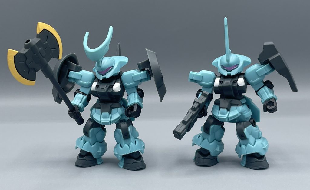 ディランザ(ラウダ機 / 一般機) 見て頂いた通り、ダブりました。1回500円のガシャポンでのダブりは致命傷になりかねません。でも良いんです。だってほら、ね。 基本は一般機で、MS武器セットのパーツを盛ってラウダ機を再現します。1機あれば組み替えて遊べますが、二機あれば同時に並べられるんです、良いでしょう?ね?(´;ω;`) ラウダ機が持っている巨斧は武器セットに入っていて、黄色部分を塗装しています。分かりにくいですが、胴体の紫部も塗ってあります。 ↓ 兄弟喧嘩、はじまるよー! ↓