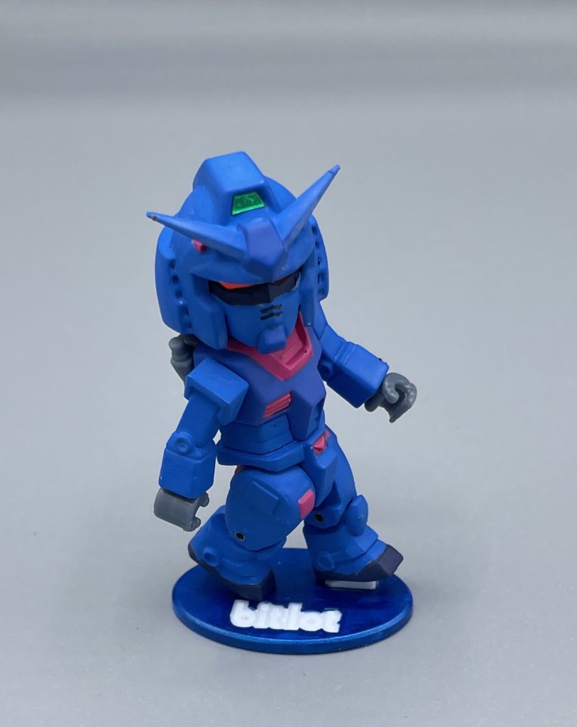 斜め上から 台座は、ガンダムカラーに合わせて真っ白でした。せっかくなので、「bit lot」のロゴ部分のみ残してメタリックブルーに塗りました。