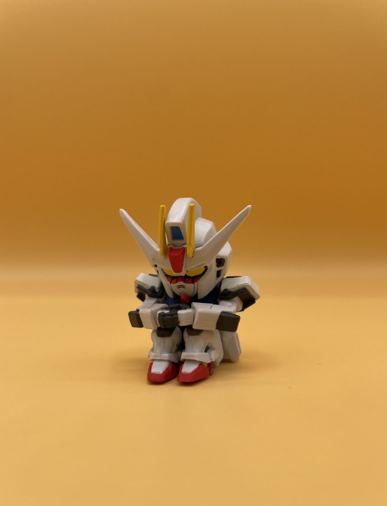 ストライクガンダム　なんか、SEED劇中のキラ君って、ずっとこんな感じでしたよね。映画のSEED FREEDOMで幸せになって、本当に良かった(´;ω;｀)　ストライクは部分塗装だけ。各部アーマー部のグレーや目の下の赤い隈取り部分などに、色を塗り足しています。