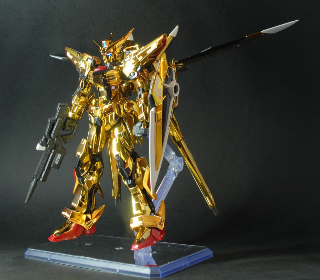 メッキですが、傷がついたのでコンパウンドで磨いたところ、すぐに剥げてしまいました。結構クリアイエロー層が薄いです。又、「AQUEOSの薄め液なら拭いても大丈夫かな」と思いやってみたtころ、下地のシルバー層も剥げてしまいました。どうやら溶剤にかなり弱いようです。トップコートなども危険な感じがしましたので、今回はトップコートなしで済ませました。傷がつかないように取り扱いには注意してください(zaku-kao4)