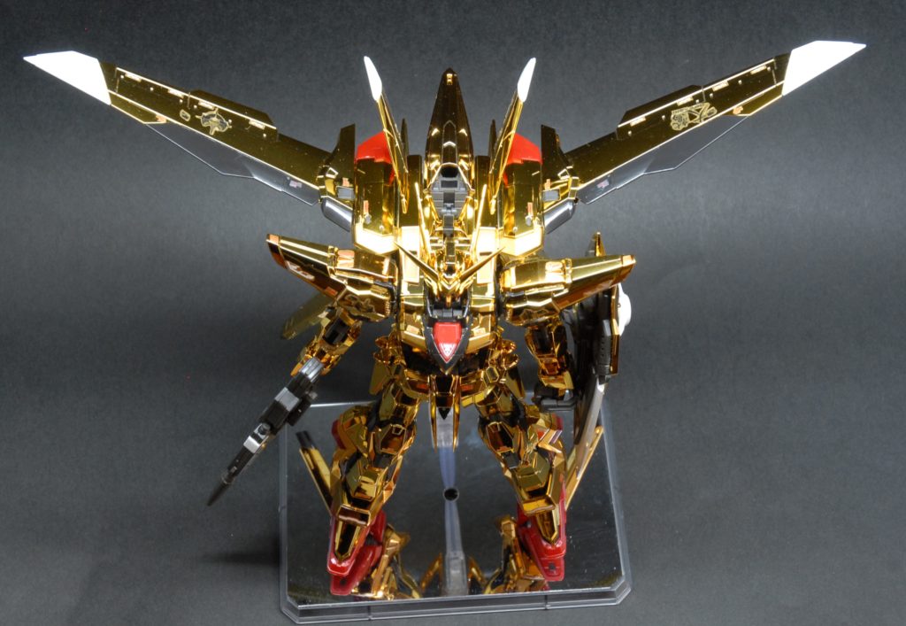 リアリスティックデカールは、なるべく余白を切り取ったのですが、やはり段差が目立ちますね～。水転写シールがあればそちらを使ったほうが良いですね。ただし、マークセッターはメッキ塗装を溶かしてしまう可能性があるので、いらないランナー部で試してから使用した方がいいと思います。