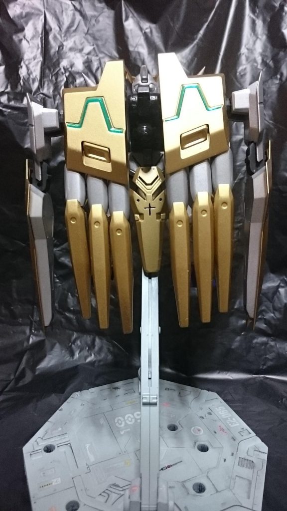 どう見てもやばい状況だと理解した男はとっさに巨人に乗り込み、背部の腕のような武器を起動させて熊みたいな生き物を１６くらいに分割した。生身で対応するのは困難な生き物だろうが巨人の相手ではなかったようだ。その後、男は助けた男女…のちに冒険者という職業の人間と知った…に保護？され、この世界が剣と魔法の世界であることを知る。男の中の何らかの”常識”が抵抗したが、時間とともに受け入れることに成功した。