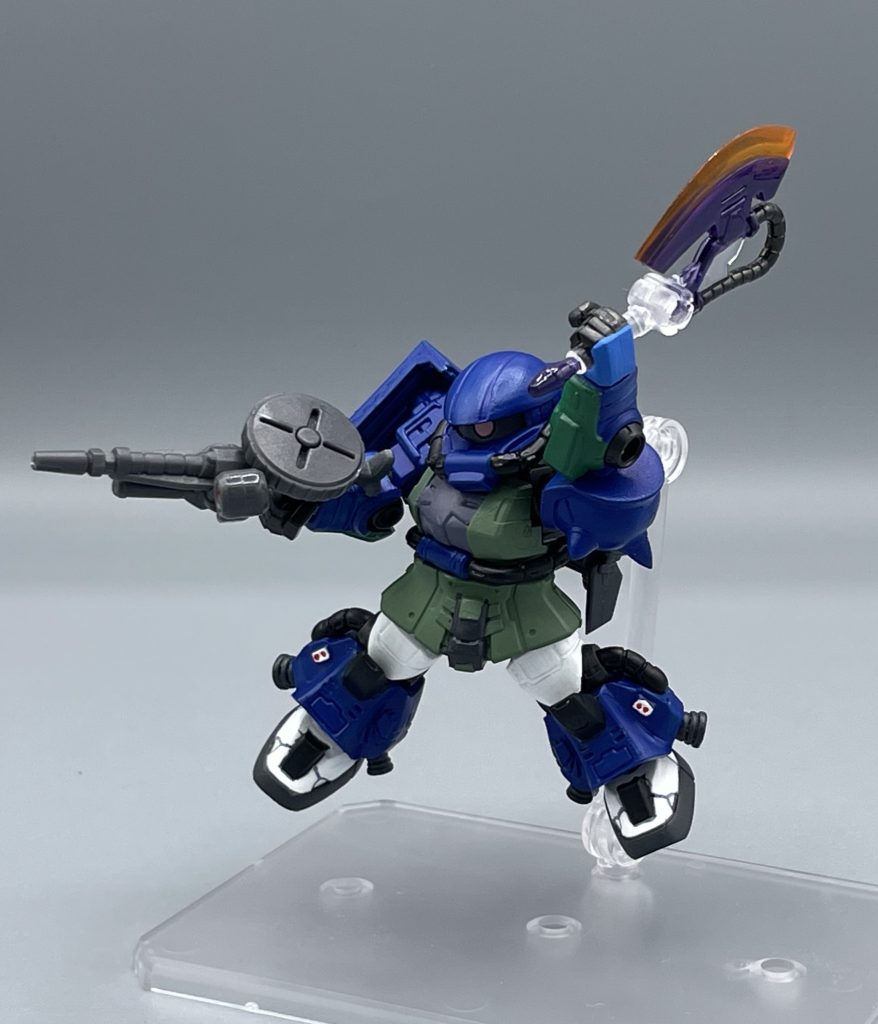 カラーリングをこき下ろしたものの、正直このザクはかなり気に入っています(笑)  なんだろう、自分で作ってみると一気に愛着が沸いてカッコよく見える。ガトーもこんな気持ちだったのでしょうか。