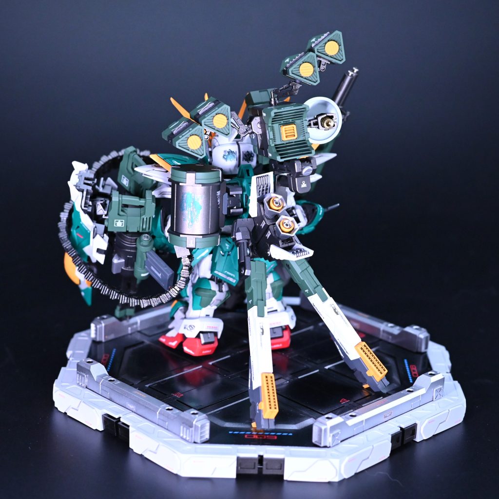 背部にブースターも新造しています。 空は飛べなくなりましたがジャンプはできる、はず・・・