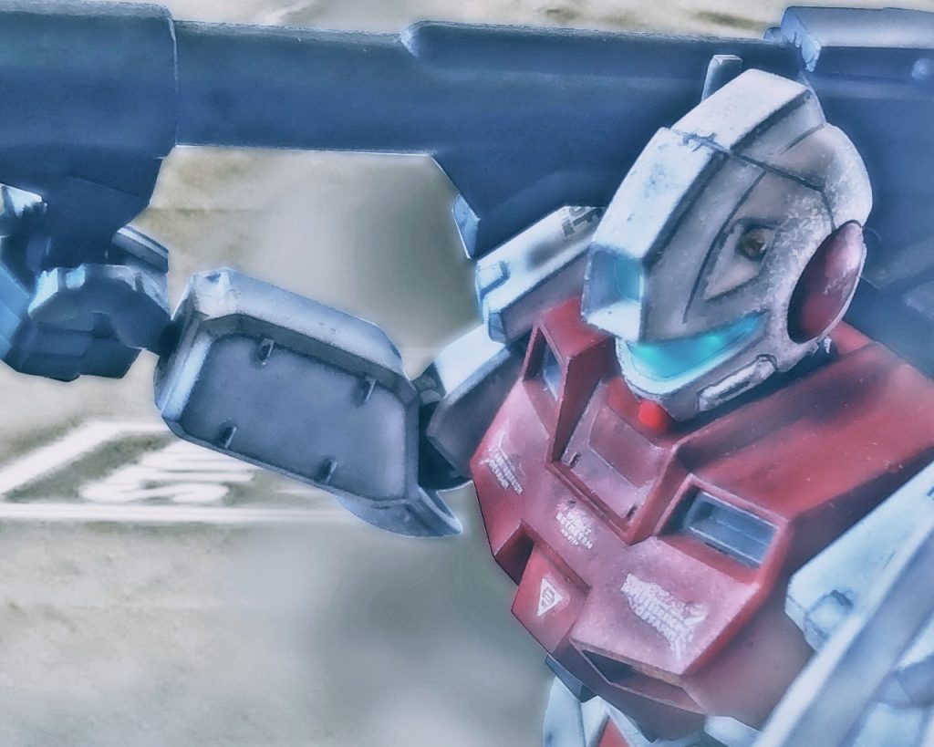 「本当にライラ少尉なのかっ?」ルースも急遽増援で現れたガンダムに通信する。「だったらなんなのさ。男2人で何やってるんだい?」「俺達は今、前線に来たばかりなんだよ!」フォルドは言う。「フッ…、全くトロいねぇ」「なんだよっ、こっちは上官だぞっ!」「それより少尉、その機体は?」「このガンダムかい?アンタ達だって知っているだろ。訓練用のやつを引っ張り出してきたのさ」ライラ・ミラ・ライラ少尉の乗るこの機体はRX-78-01［N］局地型ガンダムと呼ばれV作戦における最初期の地球連邦軍製MSである。この機体の試験データが後のRXシリーズにも反映されており、地球連邦軍製MSの始まりとも言える機体であった。「それは知っているが、訓練用でやれるのか?」「アンタ達がジムを持っていっちまったから仕方ないだろ!」「……すまんな」ルースは確かにそうだと、反省しつつ言葉を返す。「言ってもコイツもガンダムさ。そっちの新型ジムにだって引けを取らないよ!」「なら少尉は俺達の指揮下に入ってくれ!」フォルドはビームガンのチャージを待ちつつライラに求める。「それが人にものを頼む態度かい?」「だから上官だって言ってるだろっ!!」「冗談さ、まあ見てな!!」ライラはマシンガンを投げ捨てるとシールド裏からビームサーベルを抜いた。