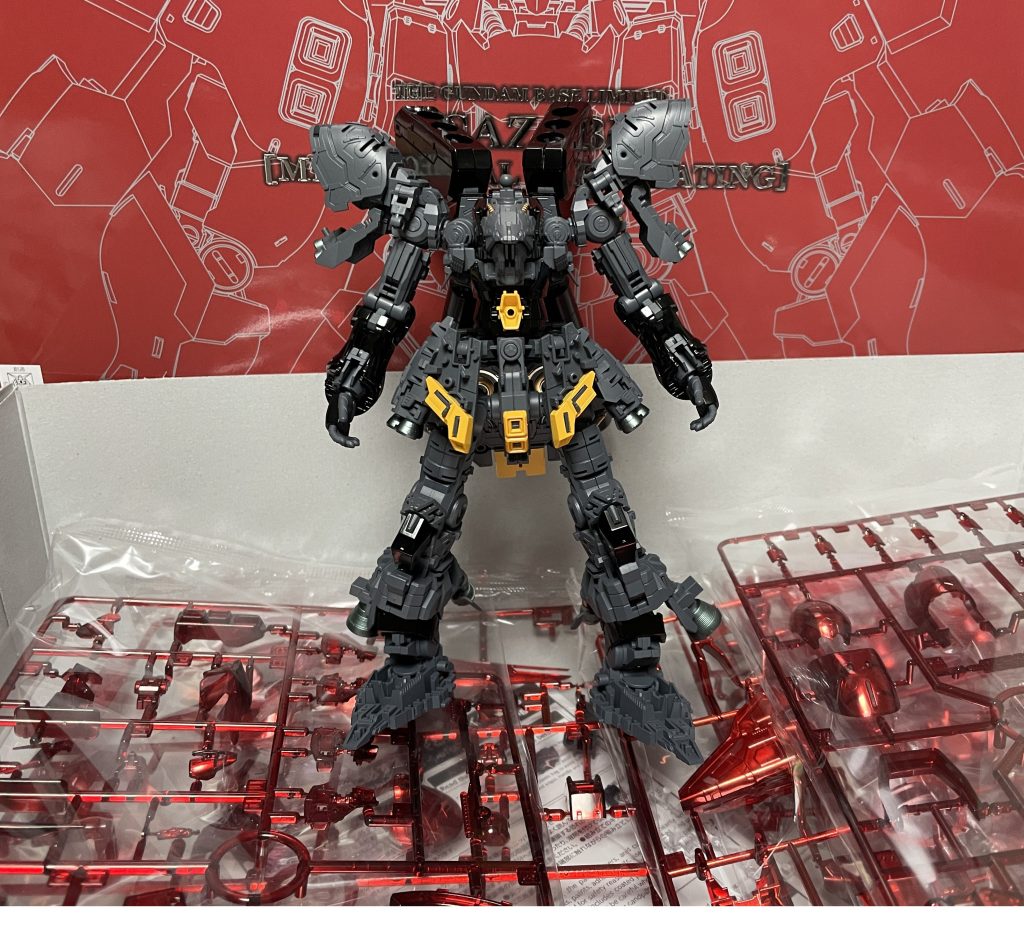 先にフレームだけ塗装するの図もともとフレームはガンメタル、黄色は金、黒も若干メタリックが入った成形色でしたが、外装パーツが暗くみえるので、それ以外のパーツは鮮やかな色で塗っています。最近メッキが高い+特殊加工の一品とはいえ、6ランナーを加工しただけでプラス1万5千円はちょっとお高いですね・・・とはいえ、自作では難しい、唯一無二の仕上がりだと思うので、懐に余裕のある人にはお勧めです。 最後まで見ていただき、ありがとうございました。