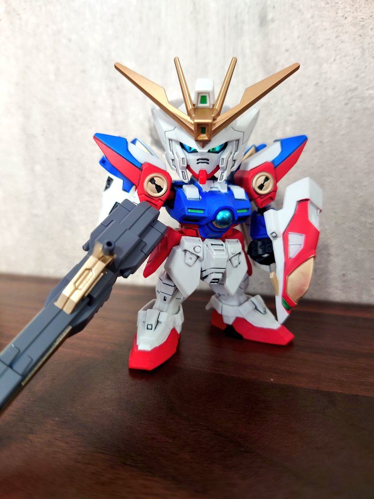 SDEXウイングゼロをマスキングで塗装しました。前回のライフリは筆塗りで仕上げたので今度はマスキングでやってみました。メインカメラも今回は塗装ではなくミラージュグリー貼ってます肩アーマーとか羽根、ボディの塗り分け箇所が多くて大変でしたが、元のデザインがいいから塗り分けると格段に良くなります。色は持ってる色で特に考えずに塗りました。黄色を金にしたのも塗り重ねるのが楽だからです(笑)塗装レシピ白　ニュートラルグレー赤　MSレッド青　MSブルー金　EXゴールド０システムは青竹色 不満点が1つ、バスターライフルは分けて欲しかった、ローリングやりたい