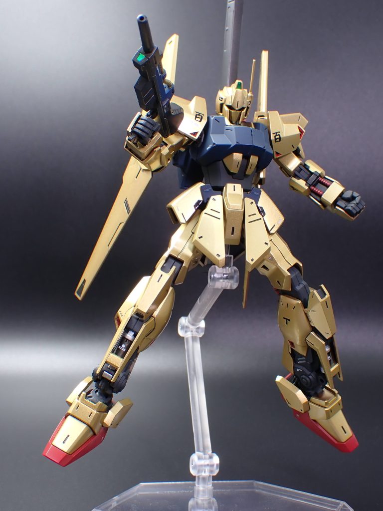 MG2.0箱絵風水性ホビーカラーは金色のバリエーションが少ないので、肝心な金色の色味もMGっぽくなるよう調整してます。グレーサフ→ブラウン→スーパーファインゴールドにスーパーファインシルバーをちょっとだけ足しています