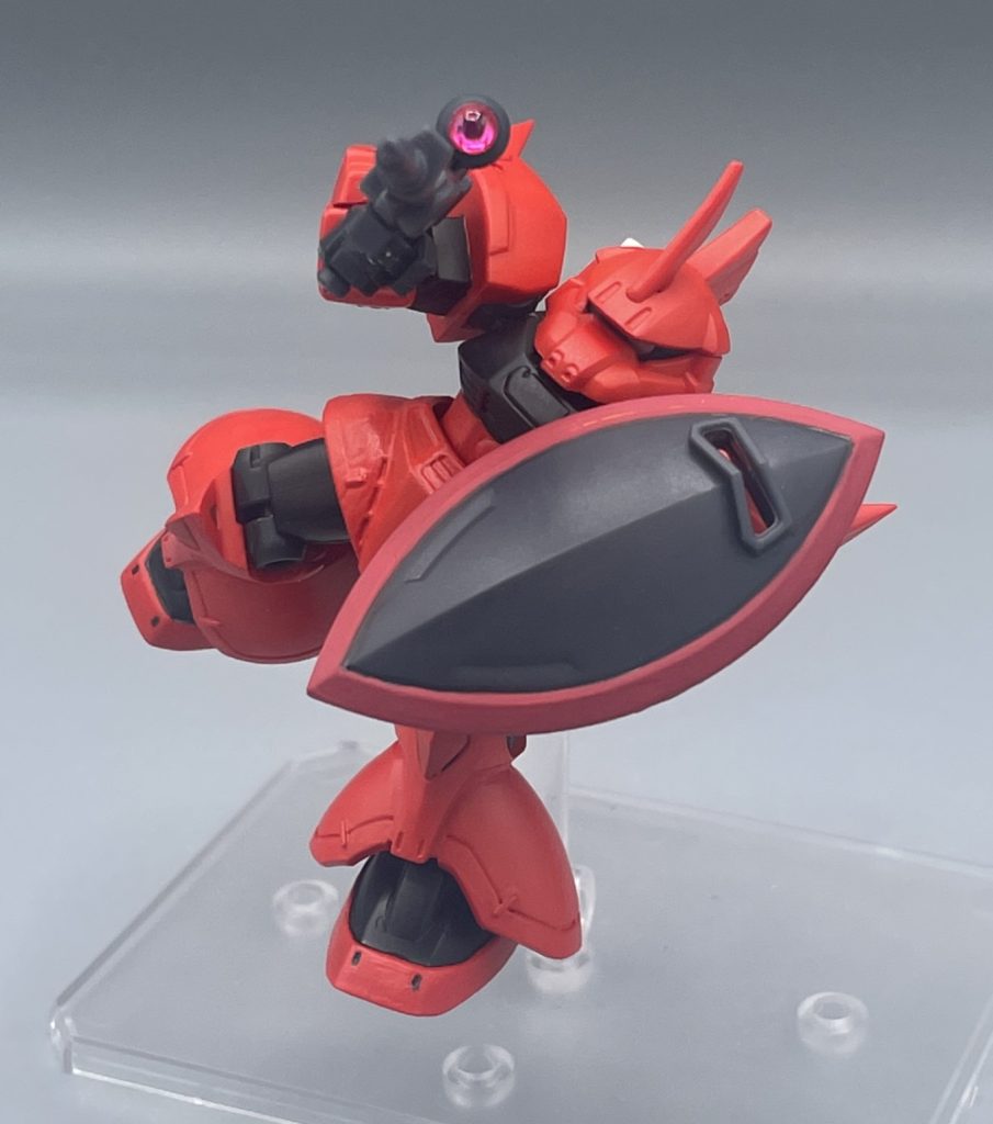 シールドで防御!! シールドはABS素材ですので、アクリジョンで縁の黄色を赤色に変更。塗料が違うので、本体と少し色が変わり単調にならずカッコいいです。